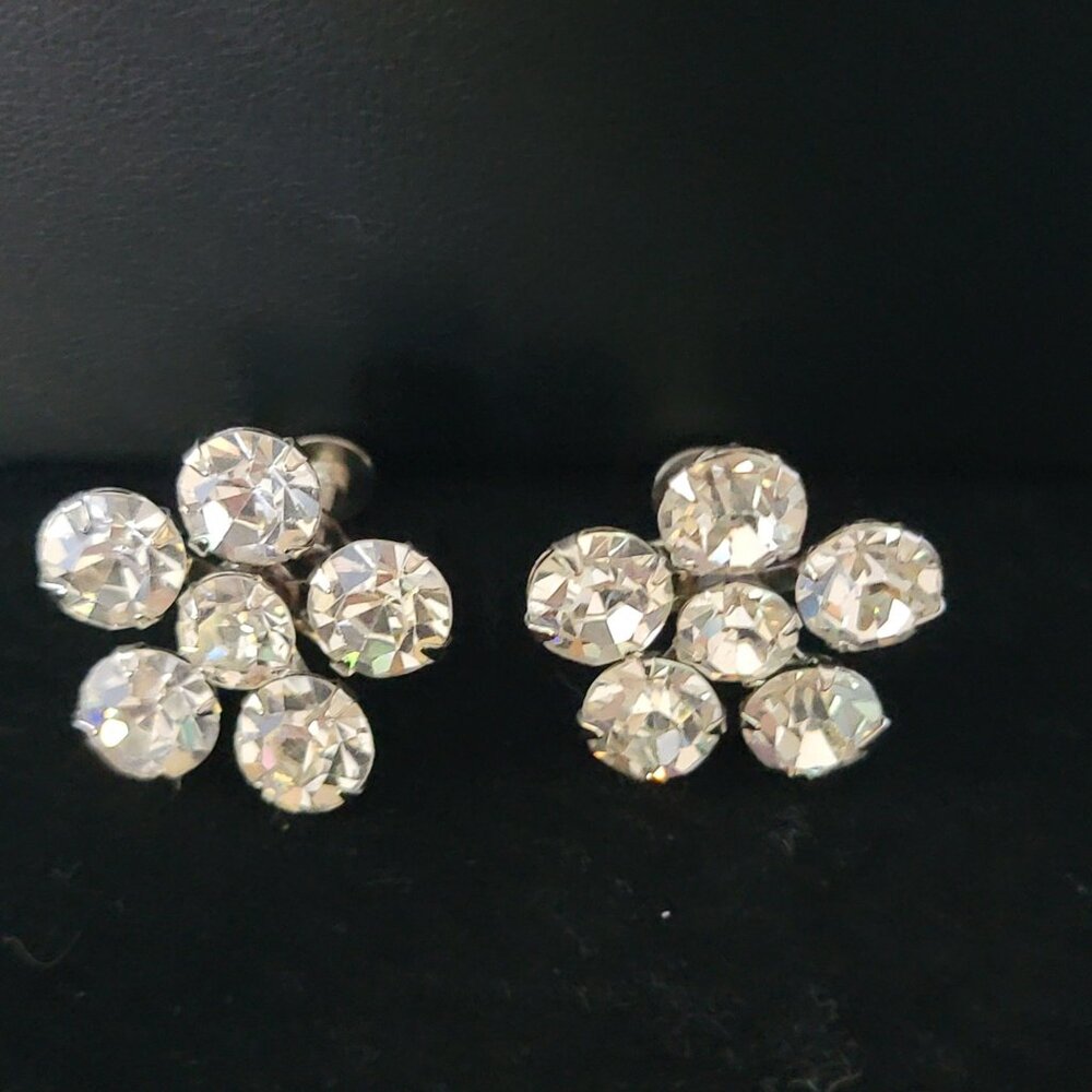 Vintage Weiss Screw Back Rhinestone Cluster Earrings Silver Tone Floral Design